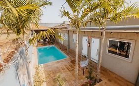 Kitnet com piscina, cozinha, banheiro privativo.